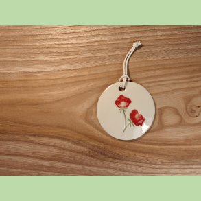 Lille porcel�nsplatte med blomster i r�de og gr�nne farver