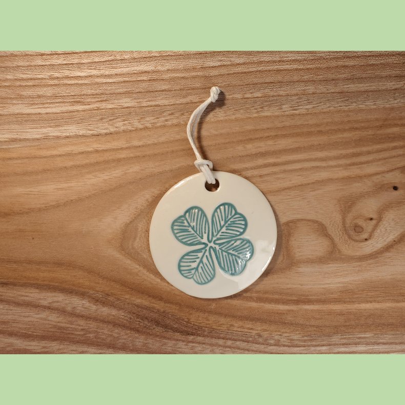 Lille platte med bl� kl�ver