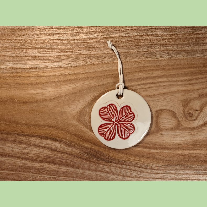 Lille platte med r�d kl�ver